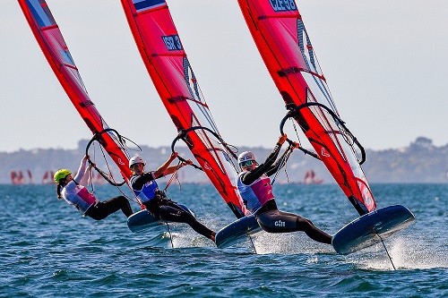 Mundial de IQFoil entra na reta final em Brest, na França / Foto: Eric Bellande